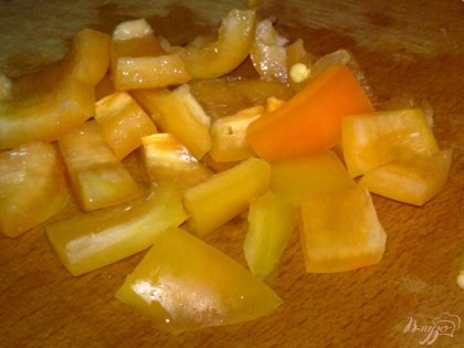 Болгарский перец вымыть, очистить от семян и нарезать соломкой. Смешать уксус, растительное масло, соль и перец. Перец лучше брать желтый или оранжевый.