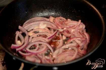 Обжарить на горячей сковороде с 1 стол.л жира от бекона красную луковицу порезанную тонко до мягкости.