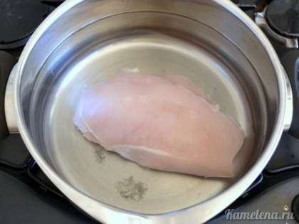 Куриное филе залить 1,3-1,5 л воды, немного посолить, поставить варится. Варить с момента закипания 20 минут.