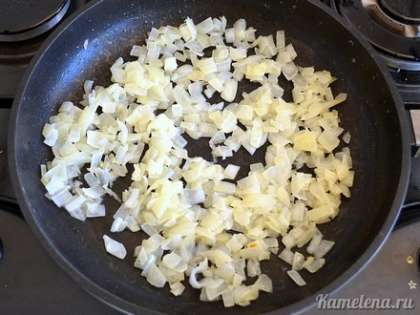 На сковороде разогреть сливочное масло. Положить лук, жарить примерно 5 минут до мягкости.