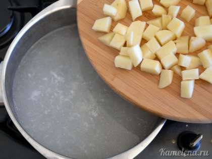 Бульон довести до кипения, положить картофель. Варить 10-15 минут до мягкости картофеля.