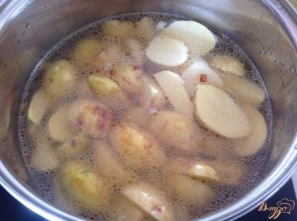 Далее добавляем картофель к мясу, и еще добавляем воду, чтобы вода была на палец ниже, чем картофель.