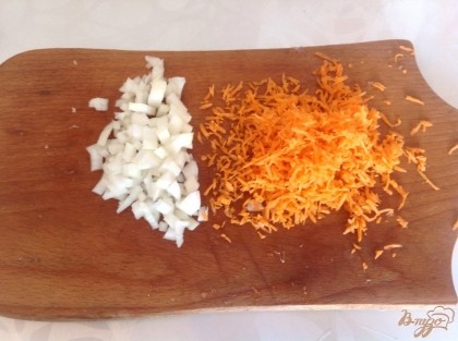 Пока варится картофель, делаем зажарку. Лук режем мелко, морковь натираем на терке.