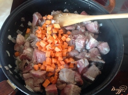 Нарезаем морковь, или натираем на крупной терке. Добавляем к мясу с луком. Жарим до золотистого цвета.