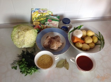 Для приготовления капустняка нам понадобится: картофель, свинина, морковь, лук, пшено, капуста, томатная паста, соль, перец, приправы, зелень. Моем мясо, чистим овощи от кожуры.