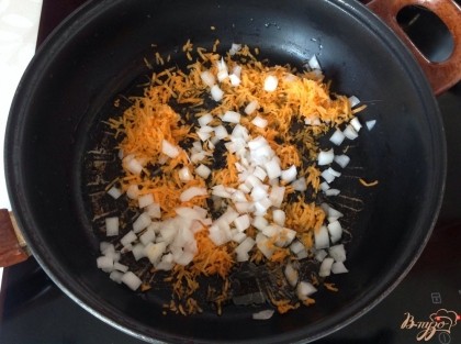 Мелко нарезанный лук и натертую на терке морковь, высыпаем в горячую сковороду с растительным маслом. Жарим до золотистого цвета. Бросаем в суп.