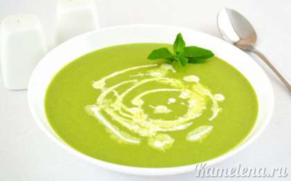 Налить теплый суп-пюре в тарелку, полить сливками, украсить веточкой мяты.
