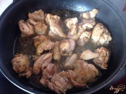 После чего мясо жарим на разогретой сковороде с растительным маслом, на большом огне до золотистого цвета. Солим, перчим добавляем приправы. Выкладываем мясо в кастрюлю.