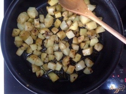 Картофель нарезаем кубиками, жарим на  разогретой сковороде с растительным маслом, на среднем огне до золотистого цвета. Выкладываем в кастрюлю.