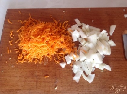 Морковь натираем на терке, лук мелко нарезаем.