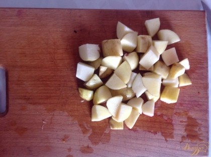 Отдельно нарезаем картофель кубиками.