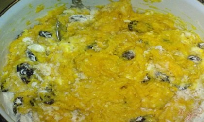 Муку смешать с содой и вместе просеять. Добавить эту смесь к тыкве, туда же всыпать цедру апельсина, изюм и яично-масляную смесь. Перемешать и замесить тесто.