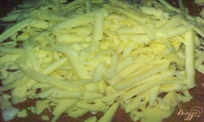 Твердый сыр натереть на крупной терке. Укроп вымыть, обсушить и порубить. Вместо укропа можно использовать петрушку.