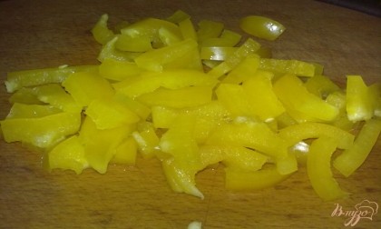 Болгарский перец вымыть, удалить плодоножку и нарезать соломкой.