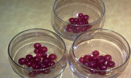 Возьмите три стакана или бокала и в каждый всыпьте по 1 столовой ложке ягод.