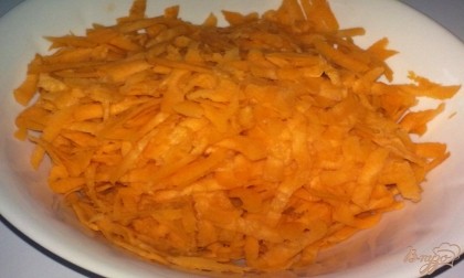 Морковь очистите, вымойте и натрите на крупной терке. Можете взять терку для корейской моркови.