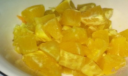 Апельсин очистите. Постарайтесь снять как можно больше белых пленочек. Нарежьте апельсин ломтиками.
