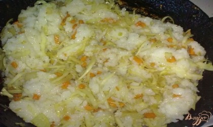 Затем добавьте к овощам рис и жарьте все вместе пять минут.