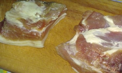 Кусок мяса разрежьте на несколько частей. У меня небольшой кусок, поэтому я разделила его на 2 половины. Я взяла мясо с прослойкой сала. Можно взять чистое. Кто как любит. Куски мяса должны быть без косточек и хрящей.