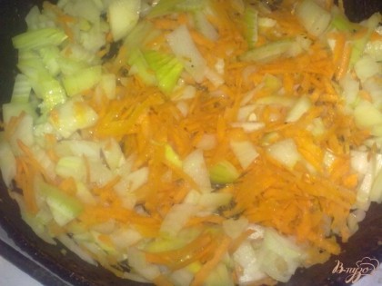 Лук и морковь очистить и вымыть. Нарезать лук кубиками или соломкой. Морковь натрите на крупной терке. Обжарьте лук на растительном масле в течение двух минут, затем добавьте к луку морковь и жарьте до полуготовности.