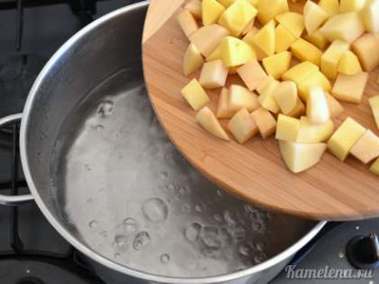 В кастрюлю налить 2 л воды, довести до кипения. Опустить картофель в воду.