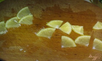 Лимон нарежьте ломтиками и положите к свинине, тушите еще несколько минут.