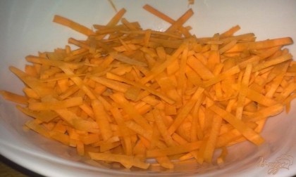Морковь очистить, вымыть и натереть на крупной терке. Также можно морковь нарезать соломкой.