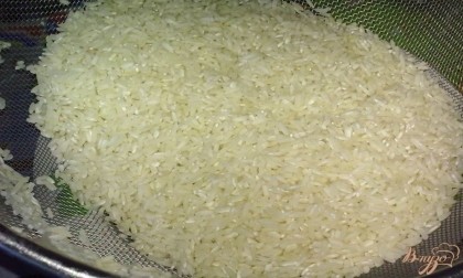 Рис переберите, промойте и обдайте кипятком. Выложите на сито, чтобы стекла вода.