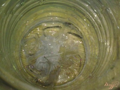 Воду заливаем в формочки для льда и ждем пока вода привратится в лед. Заварку черного чая залить кипятком и оставить на десять минут, затем процедить. Черный чай можно заменить зеленым или красным, кто какой предпочитает. Черный чай можно использовать с различными добавками. Например с жасмином, цитрусовыми. Я использовала с цитрусовыми.Лед выньте из формочек и положите в кувшин.
