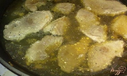 Куски свинины обжарить на сливочном масле.Обжаренные куски свинины выложите в кастрюлю, залейте водой так, чтобы она покрывала мясо. Тушите в течение одного часа.