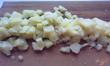 Картофель отвариваем в кожуре, очищаем и нарезаем кубиками.