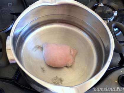 Сварить бульон для супа (просто отварить курицу до готовности в 1,5 л подсоленной воды, затем курицу вынуть).