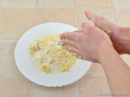 Энергично перетереть руками над тарелкой. В тарелку должны сыпать небольшие мучные кусочки. Продолжить таким же образом, пока не закончится яйцо.