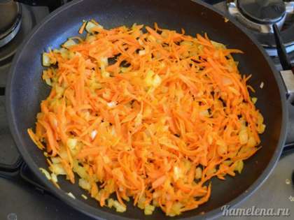 Добавить морковь, перемешать, жарить 5-10 минут.