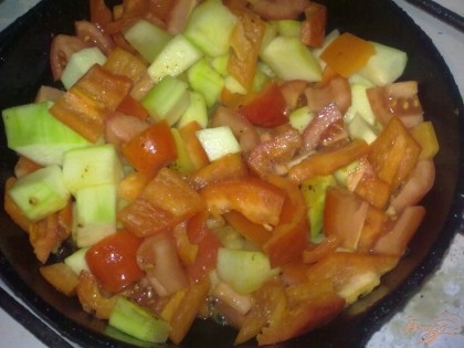 Смешать перец, томаты и баклажан, обжарьте все на растительном масле до полуготовности. Баклажан можно заменить кабачком.