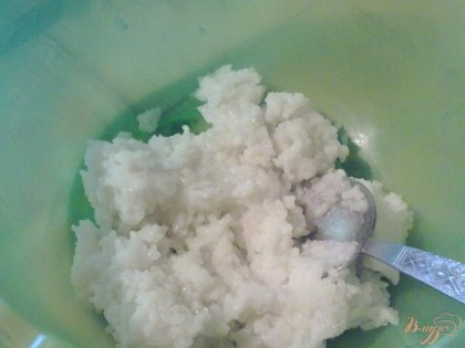 Рис промыть и отварить до готовности в подсоленной воде. Готовый рис откинуть на сито и дать остыть.