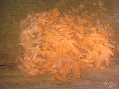 Морковь очистить и вымыть. Нарезать морковь соломкой или натрите на крупной терке.