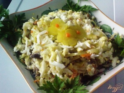 Готово! Выложить салат в салатник, украсить вымытой зеленью петрушки и цветами из огурца.