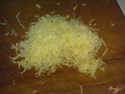 Твердый сыр натереть на мелкой терке.