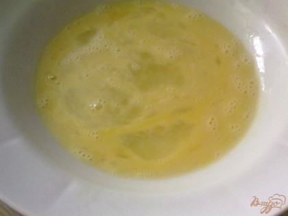 Куриное яйцо разбейте в тарелку и взбейте с солью. Полейте взбитым яйцом куриные ножки и оставьте на десять минут. По желанию добавьте красный перец или черный перец.