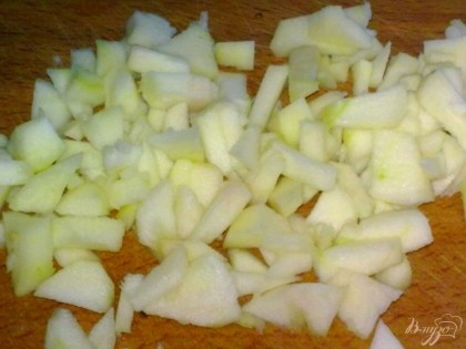 Яблоки очистите и нарежьте мелкими кубиками.