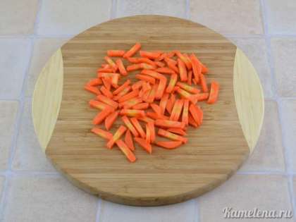 Морковь почистить, порезать маленькими брусочками.