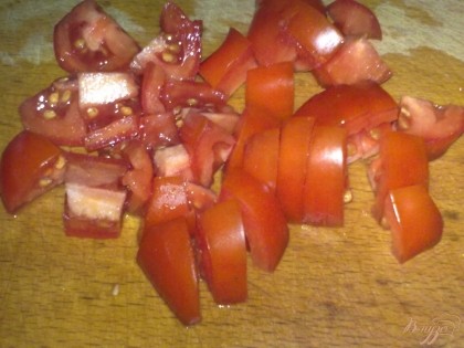 Помидоры вымыть и нарезать четвертинками. Лучше взять помидоры-пальчики, так как они не крупные. Обычные помидоры можно заменить помидорами черри. Они придадут лапше сладкие нотки.