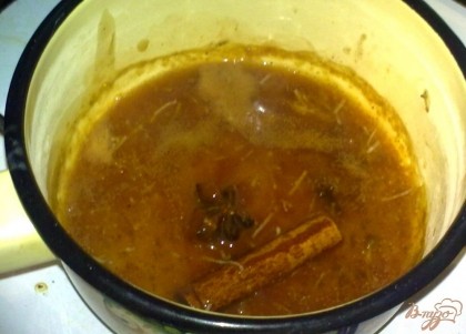 Затем крахмал разведите в холодной воде и влейте в соус. Затем добавьте кетчуп, соли и перец, и перемешайте.