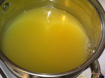 Апельсиновый сок вылить в кастрюлю, прогреть, добавить воду, сахар и пряности и варить 1-2 минуты.
