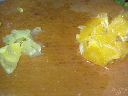 Апельсины очистите от шкуры и пленок и нарежьте мякоть мелкими кусочками. Тоже самое сделайте с лимоном.