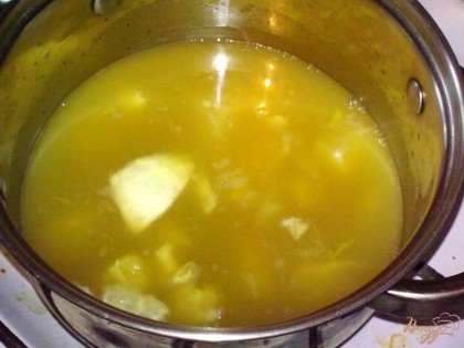 Потом добавить цитрусовые и виноград, и варить еще несколько минут. Крахмал развести в холодной воде и ввести, помешивая, в суп, варить еще две минуты.