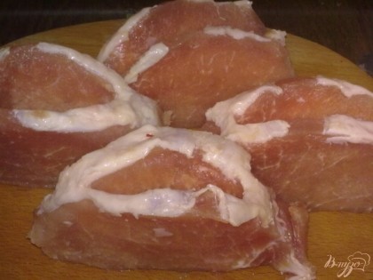 Мясо нарезать на 4 куска. В каждом куске сделать надрезы, чтобы получились кармашки.
