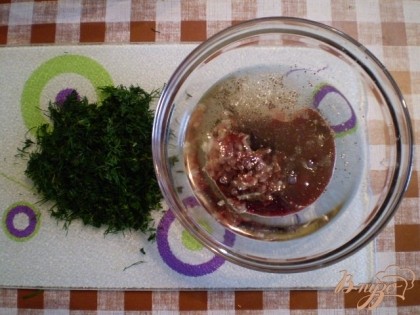 Зелень порубить. Приготовить маринад: смешать растительное масло с уксусом, солью, перцем и чесноком.