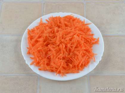 Морковь почистить, натереть на крупной терке.